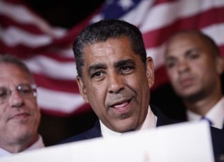 Congresista pide liberación inmediata de migrantes sometidas a esterilización