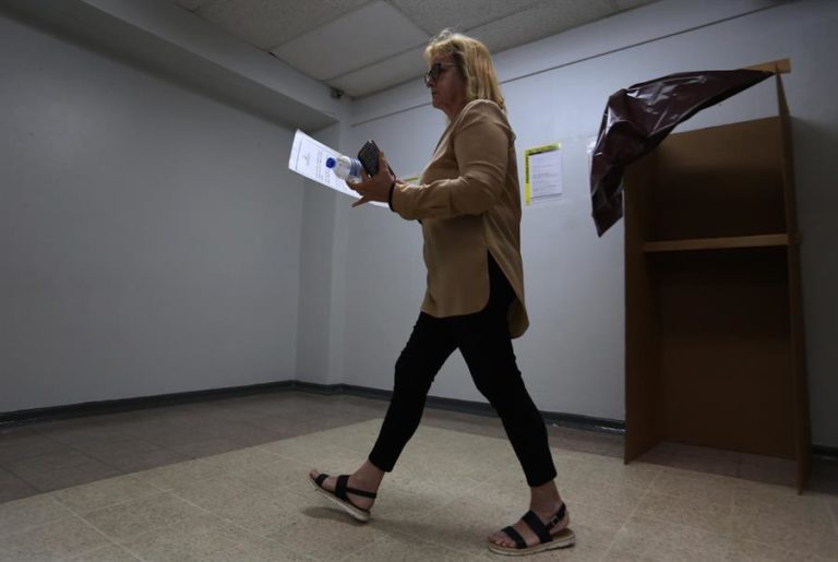 Comicios en Puerto Rico, ante reto del voto adelantado, demandas y confusión