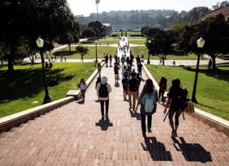 Más latinos en las universidades