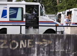 Grupos latinos impiden la reducción de servicio postal durante las elecciones