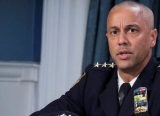 Renuncia el latino de más alto cargo en la Policía de Nueva York