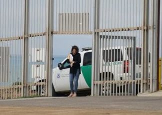 Muro, restricción de asilo y censo a indocumentados, en la agenda del Supremo