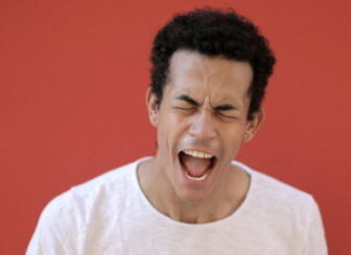 “Me gritó durante mi charla y me molestó”