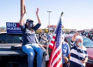 Los vecinos de Biden celebran en la calle y esperan su discurso de victoria