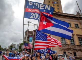 Latinos celebran en la Torre de la Libertad de Miami la victoria de Biden