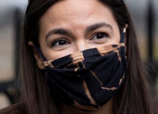 Ocasio-Cortez envía una sucinta felicitación a Biden por su victoria