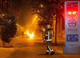Lección cívica de joven español frente a radicales se hace viral
