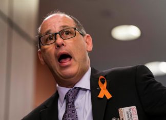 Legislador de Florida enaltece a joven blanco que mató a dos manifestantes