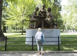 Tumba de Susan B. Anthony amanece llena de homenajes por victoria de Harris