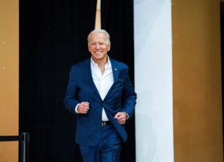 El voto latino juega a favor de Biden en los estados clave, según un estudio