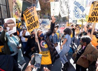 Unos bailan y otros desesperan en Philly, mientras termina el conteo