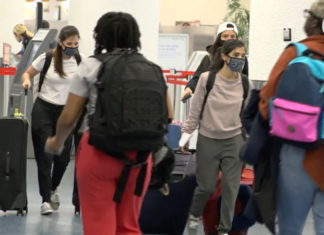 Estadounidenses viajan para Acción de Gracias pese a recomendaciones de los CDC