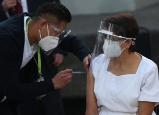 Enfermera mexicana de 59 años, primera latinoamericana con vacuna de Pfizer