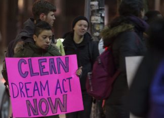 Un juez federal ordena al Gobierno Trump restaurar DACA en su totalidad