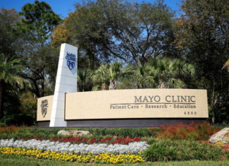 Voces confiables ayudan a inmigrantes a superar el temor a la vacuna contra COVID