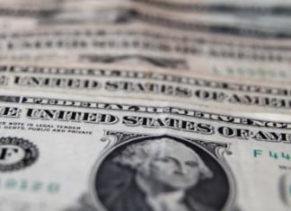 Rechazo al dinero en efectivo perjudica a latinos sin otras opciones de pago