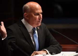 Legislador republicano presenta demanda para que Pence decida elección