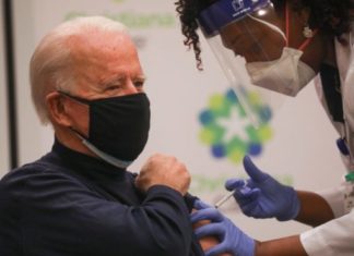 Biden se vacuna contra COVID-19 durante transmisión TV en vivo