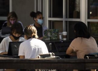 La mayoría de los latinos tienen trabajos que requieren contacto en persona