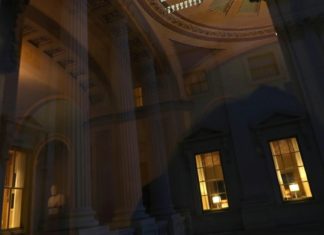 Líder republicano del Senado cierra el paso a más ayuda por COVID-19