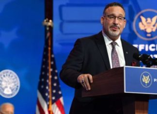 Biden nombra a hispano Miguel Cardona para secretario de Educación