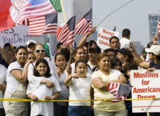 Estadounidenses cada vez más receptivos a inmigración pese a ataques de Trump