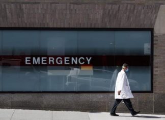 Renuncias y suicidios: el personal sanitario sucumbe al miedo a la covid-19