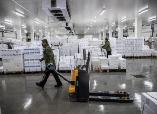 La pandemia registra su peor día, con 13.000 muertes y casi 700.000 contagios