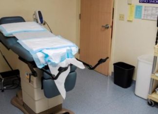 Mujeres migrantes piden revocar licencia de ginecólogo acusado de abusos