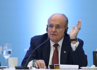 Rudy Giuliani es ingresado al hospital
