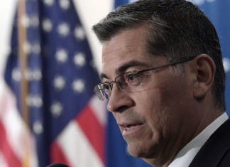 Xavier Becerra, el primer latino en el cargo