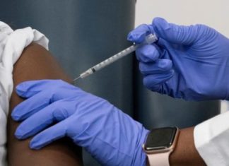 Piden que afroamericanos y latinos sean prioridad en campaña de vacunación