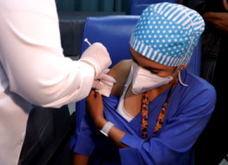 Inicia la vacunación a la vanguardia mundial