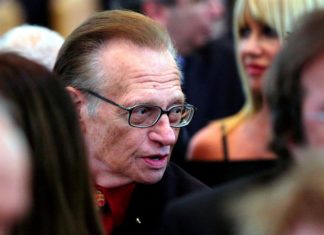 El presentador Larry King, hospitalizado por la covid-19