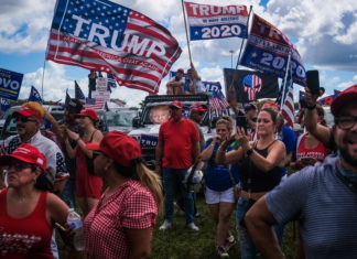 Manifestantes a favor y en contra de Trump se enfrentan en San Diego