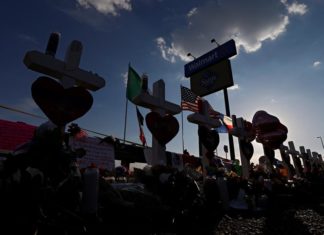 Condenan a la deportación a México a una sobreviviente de tiroteo de El Paso