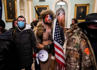Cuando un miembro de Qanon disfrazado de bisonte presidió el Senado de EE. UU.