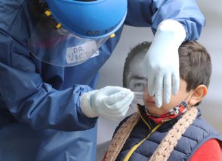 Aumento de casos de covid-19 en niños y adolescentes alarma a expertos