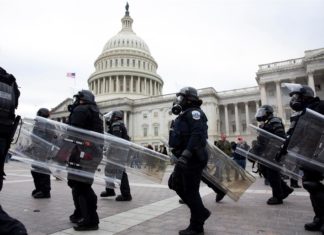 Despejan el Capitolio de EE.UU. después de más de tres horas de asalto, pero sigue la resistencia
