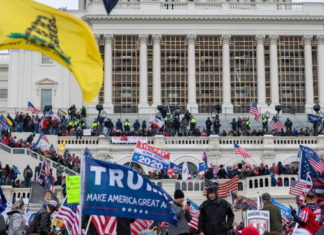 Dos republicanos clave en desacuerdo sobre juicio político a Trump