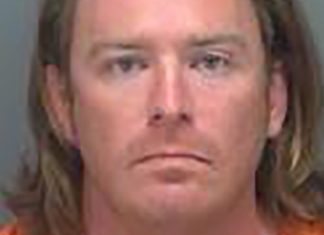 Invasor del Capitolio que cargó el atril de Pelosi en libertad bajo fianza