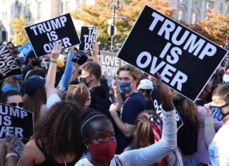 Trump ira al muro mientras crecen las demandas de separarlo del cargo