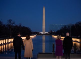 Biden y Harris homenajean a los 400.000 muertos por la pandemia en EE.UU.