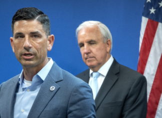 Defensores de inmigrantes celebran renuncia de secretario interino del DHS
