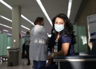 Más trabajadores sanitarios de color mueren por el COVID-19