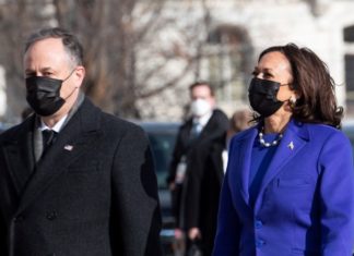 Kamala Harris hace historia al jurar como vicepresidenta de EE.UU