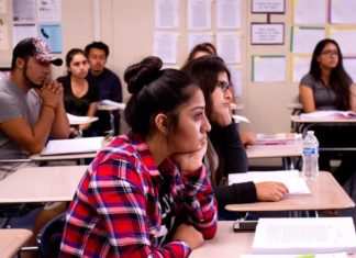 Latinos son mayoría en récord de solicitudes para Universidad de California