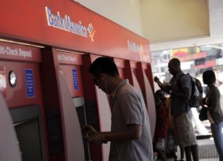 Latinos y negros pagan el doble por servicios bancarios