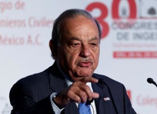 El magnate mexicano Carlos Slim sale del hospital tras COVID-19