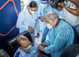 R. Dominicana empieza la vacunación por el subdirector de un hospital militar